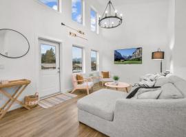 Hideaways Mins to Lake King Bed Dbl Garage AC, khách sạn ở Invermere