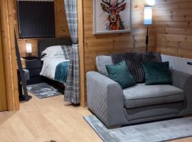 The Stags Den - North Coast Luxury Pods, hotel din Skaill