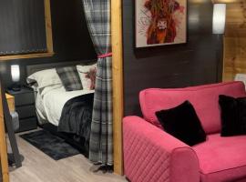 The Highland Hideaway - North Coast Luxury Pod, хотел в Терсо