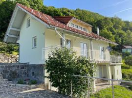Vineyard cottage SkyView, hotel i Semič