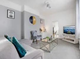 Spacious 3-Bed Home in South Shields, Sleeps 8