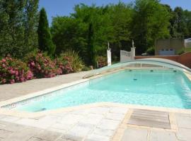 Gîte de Roques, hotel in Serres-sur-Arget