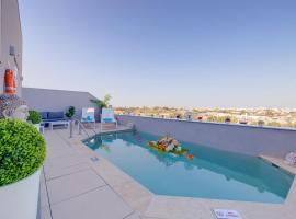 Luxury 3BR Penthouse with Private Pool and Views, Hotel in Għaxaq