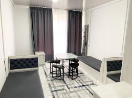 Mavlaan Hotel، فندق في Qoraqamish