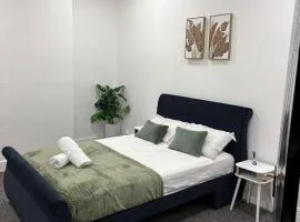 3 bed house in Telford close to hospital with free parking Netflix ideal for CONTRACTORS AND FAMILIES