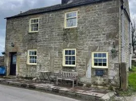 Delightful detached 2 bedroom cottage