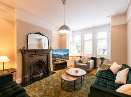 Spacious House - 5 Bedroom 3 Bath with Large Garden & Parking Sleeps 10 – hotel w mieście Ealing