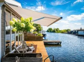 Lakeside Cottage with Boat near Amsterdam