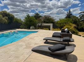Family Home with Garden Oasis, Hotel in Perth