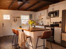 Granary House Lakefront Bliss on Sunrise Beach โรงแรมในซันไรส์บีช