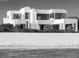 Home right on Meads Bay beach, hotel u gradu 'Long Bay Village'