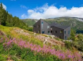Elegant Ski-in Ski-out Cabin