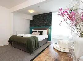 Studio - Kitchen - Parking - Ideal for Contractors