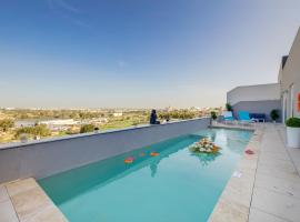 Superlative 3BR Penthouse, Private Pool and Views, hotell i Għaxaq