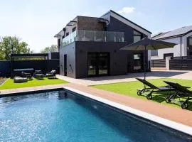 Villa Porta Verde III - Private Pool and Jacuzzi Villa