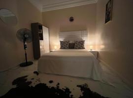 Chambre climatisée , wifi , serviettes, café ou thé offert, Hotel in Dakar