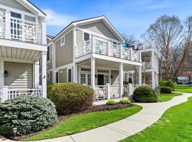 Lake front condo with pool access walking distance to downtown Saugatuck, hotel i Saugatuck