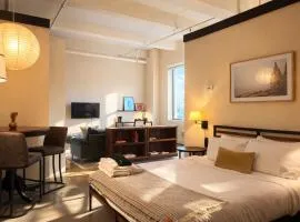 Westown Studio Apt Near Fiserv, Baird, and Theater District
