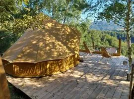 Bell-tent op vlonder midden in de natuur