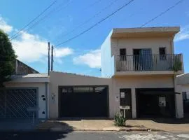 Casa com Churrasqueira e WiFi em Parque Ribeirao