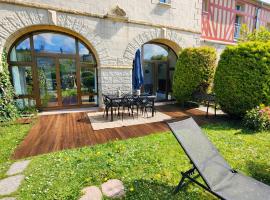 Appartement lumineux et cosy avec jardin vue sur chateau près Port en Bessin, Bayeux et Omaha Beach, хотел в Commes