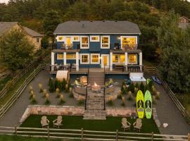 Lakefront Luxury Retreat! Amazing Views+Amenities!, hotel di Palmer Lake
