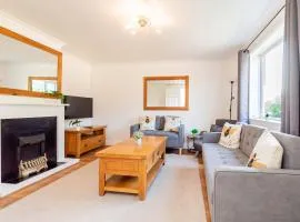 Comfortable 3BED House with Garden & Parking