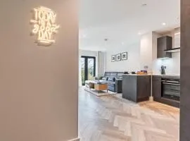 Modern Retreat Steps from Tube Sleeps 4