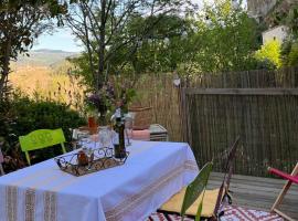 Vue exceptionnelle & Terrasse au calme -studio indépendant - Gorges du Haut Allier, hotell sihtkohas Chanteuges
