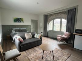 Crossdrum Courtyard Apartment One - The Dairy, hotel i Oldcastle