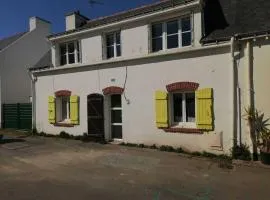 Maison mitoyenne au centre de Sauzon avec jardin, à 200 m du port - FR-1-418-211