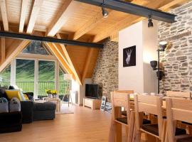 Val d'Aran: Apartamento abuhardillado con vistas, hótel í Les