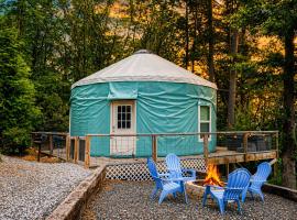 Starlight Yurt- A Romantic Stay w/ Hot Tub Views, hotell sihtkohas Fancy Gap