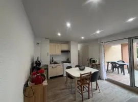 jolie T2 en rée-de-chaussée pour 4 personnes, terrasse, Wi-Fi, parking
