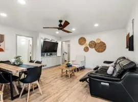 9 Bed House - Pool Basketball Hoop King Bed
