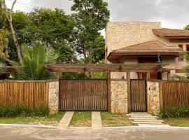 Casa c Jacuzzi prox a Praia do Forte Lagoa do Arua