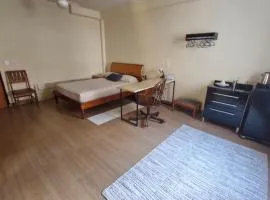 Suíte Individual, ampla, aconchegante e com 2 ventiladores!