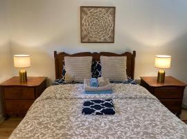 Luxury comforts getaway home – hotel w mieście Brossard