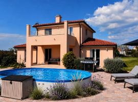 Vila Dubravka - komfortable mit Pool im ruhigen Olivenhein, hotel a Valtura