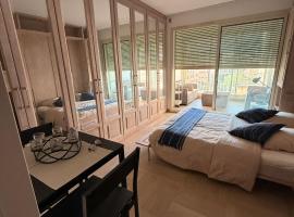 Luxury Retreat in Monaco with Rare Private Parking, Pool, AC and Wifi, ξενοδοχείο στο Μόντε Κάρλο