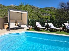 Villa Ivona with swimming pool and jacuzzi, Hotel in Ošlje