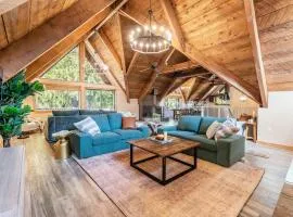 Creekside cabin with hot tub and sauna, next to ONP