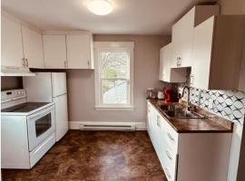 2BR Apartment near hospital - Heart of City, Hotel in Moncton