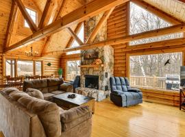 Group Fun on Tittabawassee River! Large Log Cabin, hotel a Beaverton