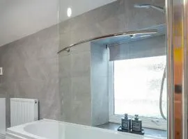 3BR Home in Holyhead - 6 Beds - Sleeps 7 - Parking