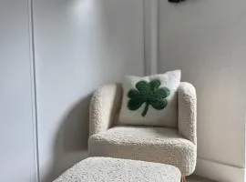 Private 1BR Apt with Patio and Free Parking