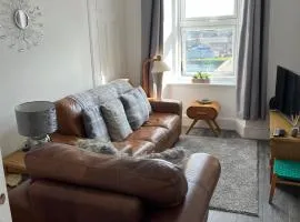 Centrally located 1 bed modern flat with harbour views