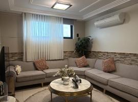Enjoy a quiet stay with a high view and complete privacy, Hotel in Al-Dschubail