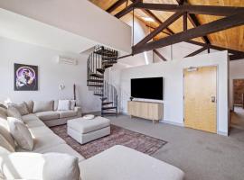 Gorgeous downtown apartment with high ceilings, hotel a Hartford