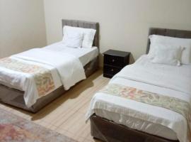 جناح فاخر غرفتين نوم وصالة تلفزيون لشخصين مع أطفال: Rayyis şehrinde bir otel